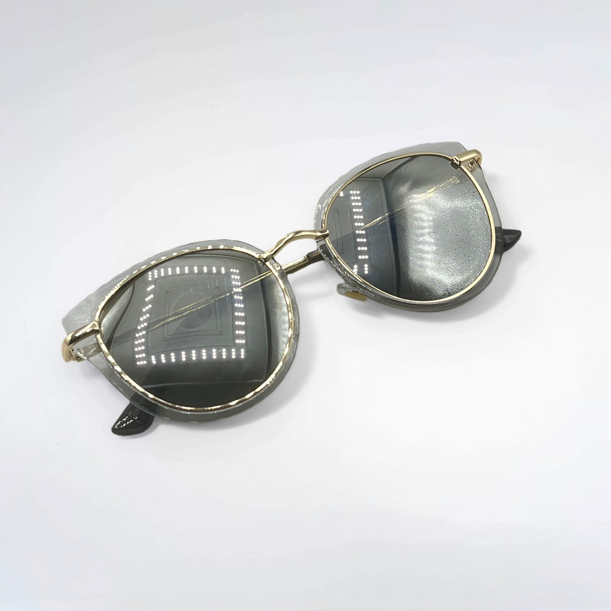 عینک-آفتابی-زنانه-مدل-شنل-نقره-ای